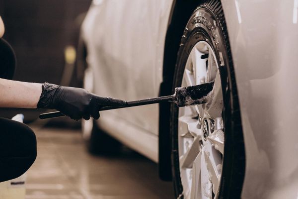JL Auto 15, entreprise de nettoyage automobile haut de gamme dans le Cantal réalise le nettoyage de vos optiques, jantes et carrosserie.